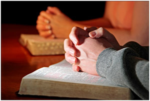 tangan dilipat beristirahat di Alkitab