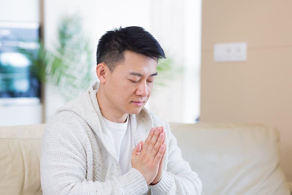 asian-man-praying