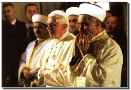 Benediktus XVI berdoa di Masjid Biru dengan Mustafa Cagrici, Mufti agung Istanbul