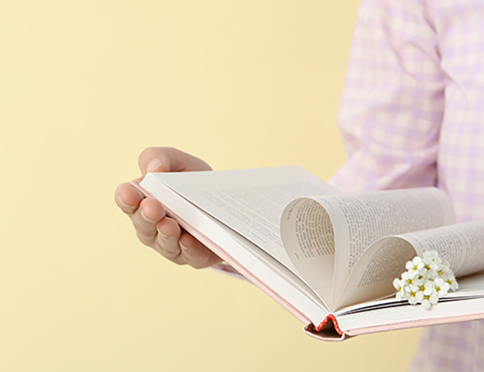 bible-with-flowers