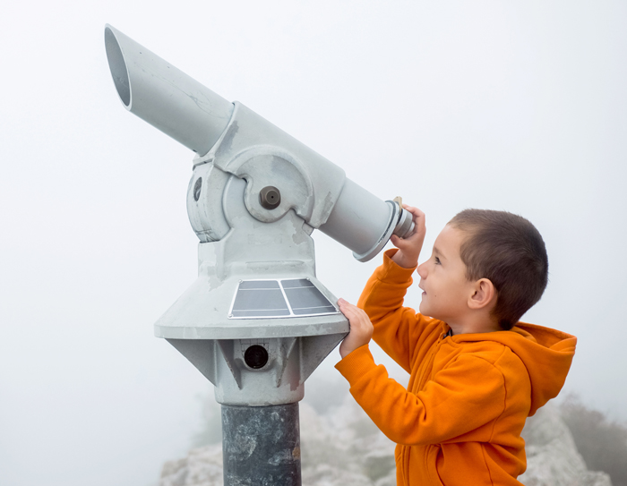 batang-lalaking-tumitingin-sa-kalangitan