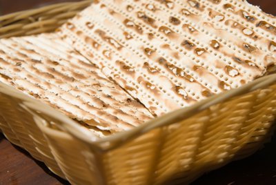 Pain sans levain dans un panier en osier.