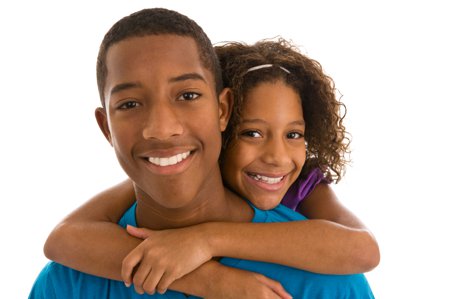 Matandang kuya kasama ang kanyang nakababatang kapatid na babaeng nakayakap sa kanya