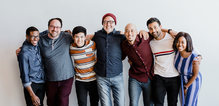 malulugod na magkakaibang tao na magkakasama