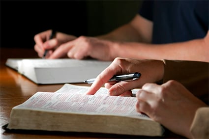 dalawang taong nagbabasa ng Bibliya
