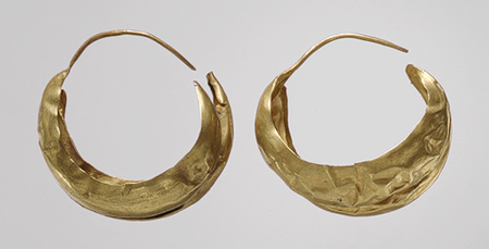 Anting-anting Bulan Sabit, tahun 2500–2400 S.M; Digali di "Great Death Pit," Ur, Mesopotamia