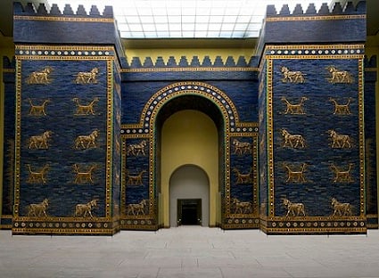 muling pagtatayo ng tarangkahan ni Babilonyang Ishtar sa Museo ng Pergamon sa Berlin
