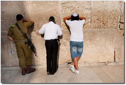 Soldier Israel di tembok ratapan