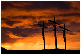 tres cruces en la puesta de sol
