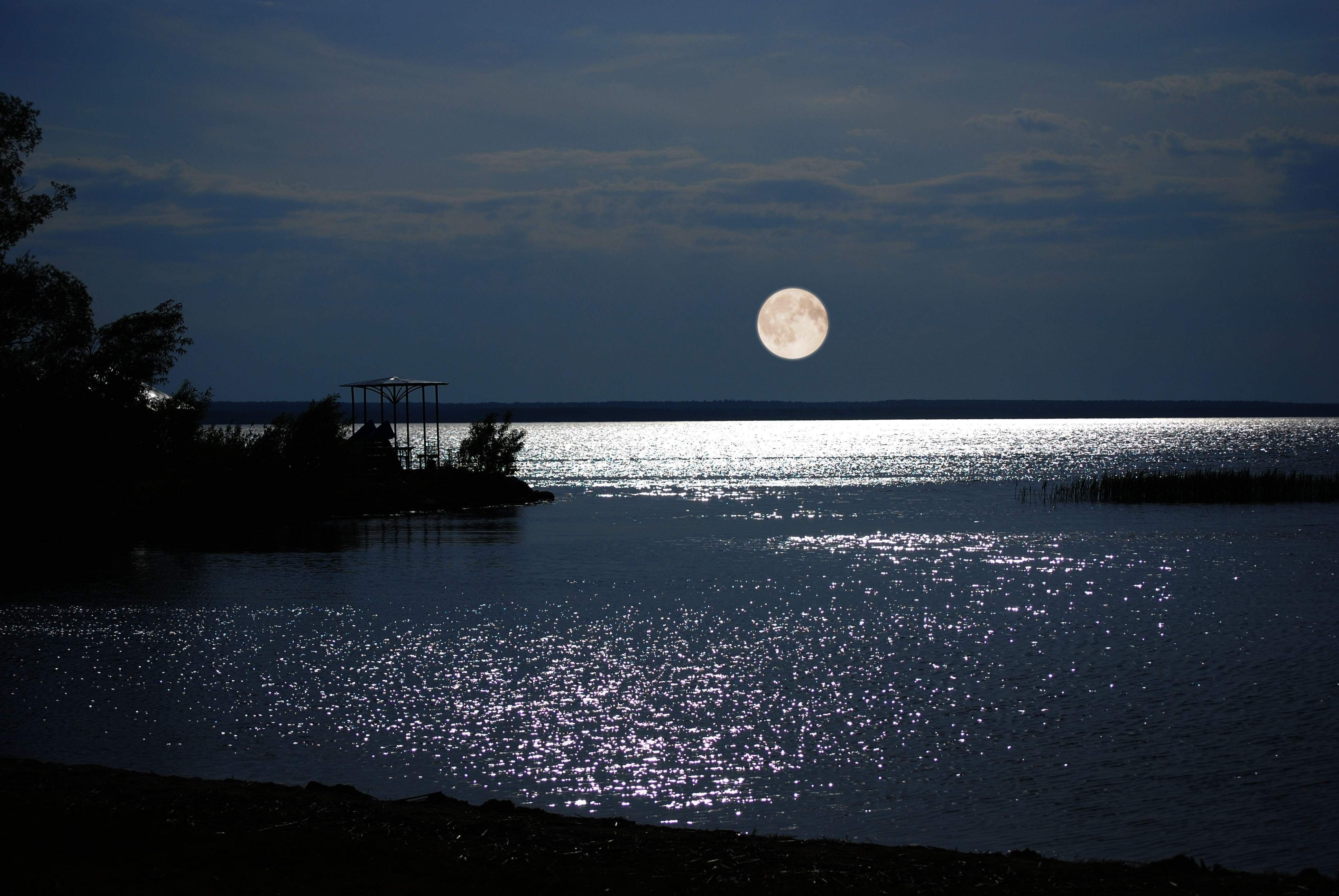 Lune se reflétant sur l'eau, reflet de lune sur la mer