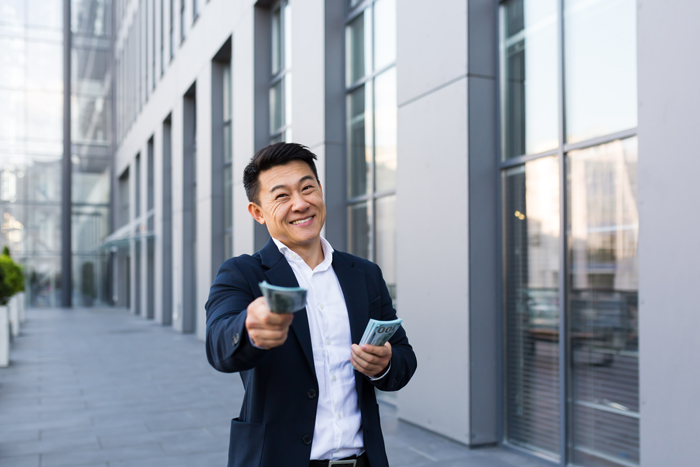 lalaking-asyano-na-may-hawak-na-salapi