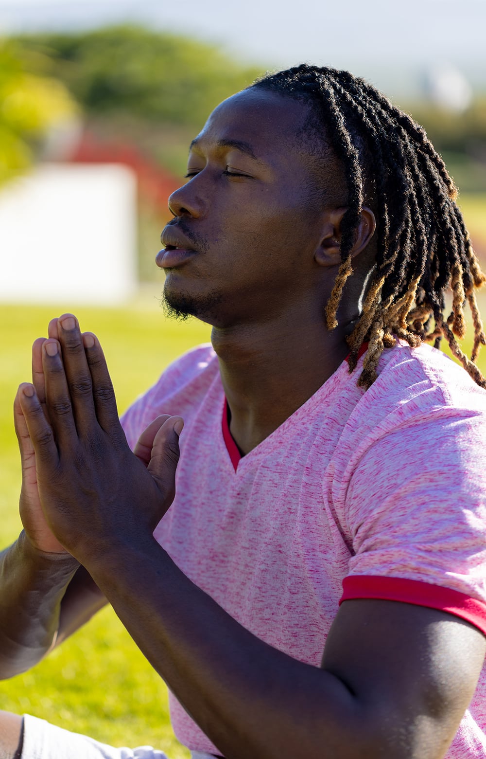 homem-sentado-orando