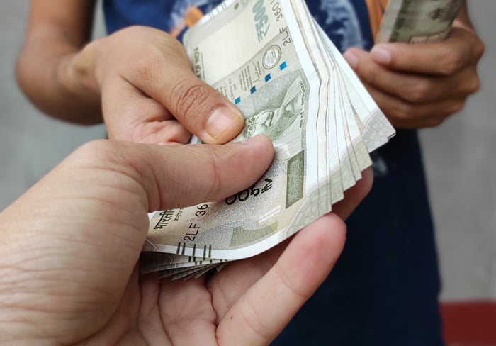 pagbibigay-at-pagtatanggap-ng-salapi