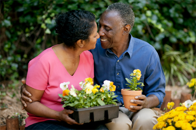 pareja mayor en un jardín de flores