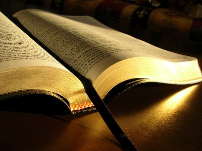 bukas na Bibliya