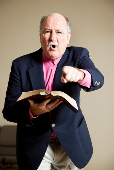 hombre que señala la celebración de la Biblia
