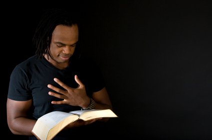Jeune homme afro-américain lisant la Bible