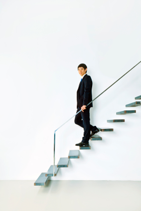 hombre de pie en las escaleras