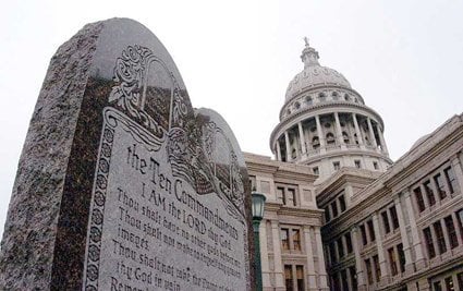 Ang Sampung Utos na ipinakita na harapan ng Texas Capital Building