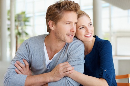 gelukkige jong paartjie