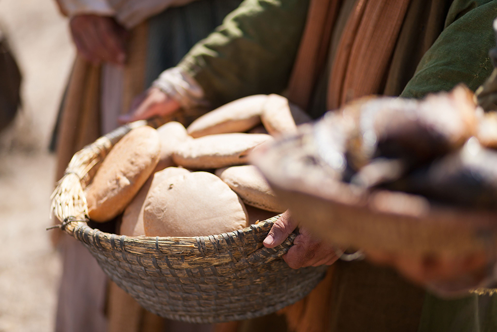 yahushua feeding the 5000