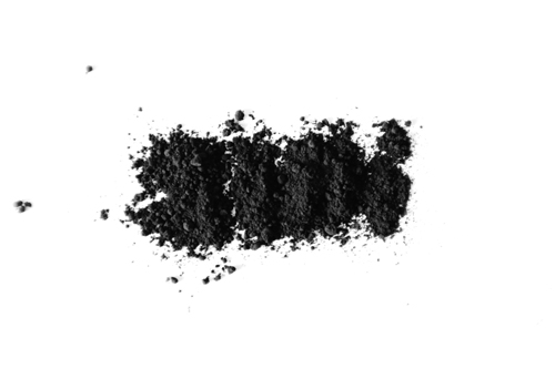 charbon activé; poudre de charbon actif, noir, sur fond blanc