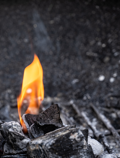 flamme de charbon de bois; charbon activé