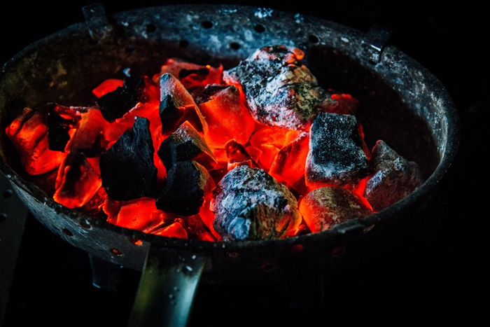 cuisson du charbon actif, dans un pot de métal