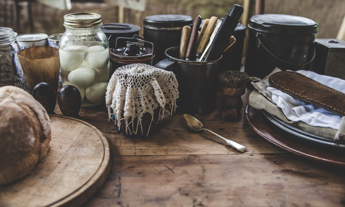 préparation et conservation de la nourriture, vie à la campagne, produire soi-même, être indépendant, table en bois rustique, conserver les œufs, se préparer aux catastrophes