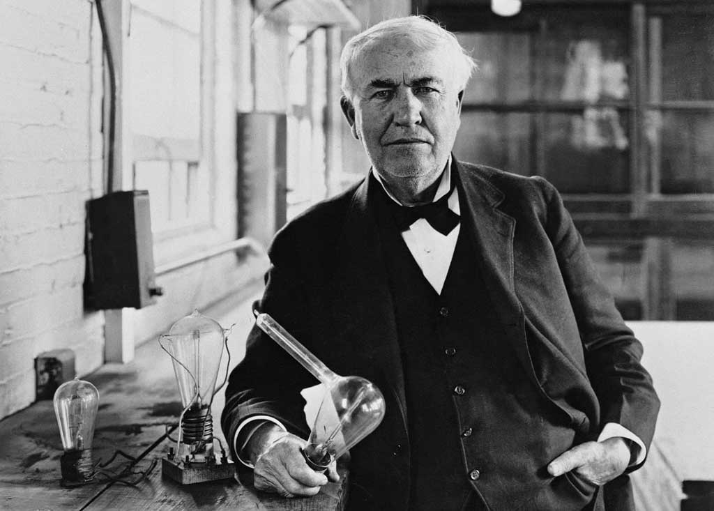 Thomas Edison com lâmpada de luz