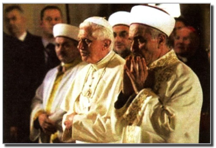 si Benedict XVI ay nananalangin sa Blue Mosque kasama si Mustafa Cagrici, dakilang mufti ng Istanbul
