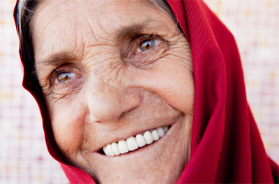 äldre kvinna som ler