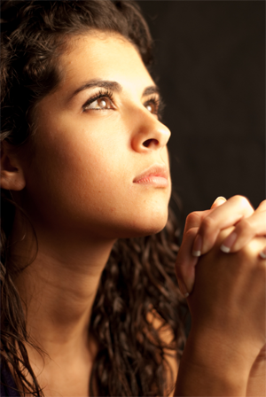 mulher jovem orando