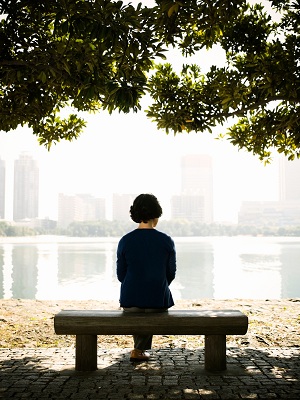 homem jovem sentado sozinho em um banco