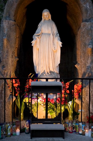 altar dedicat ”fecioarei maria”într-o grotă