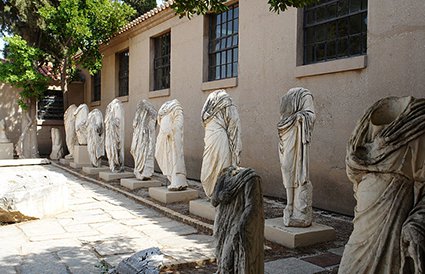 Ídolos sem cabeça no Museu do antigo Corinto