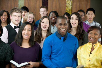 unga människor som sjunger i en kyrka