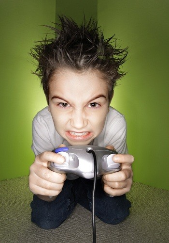 menino jovem jogando videogame