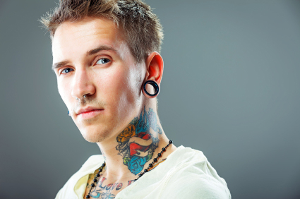 muž s tetováním a piercingem
