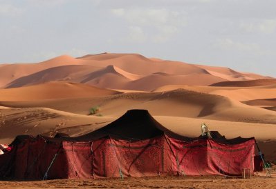 خيمة في الصحراء