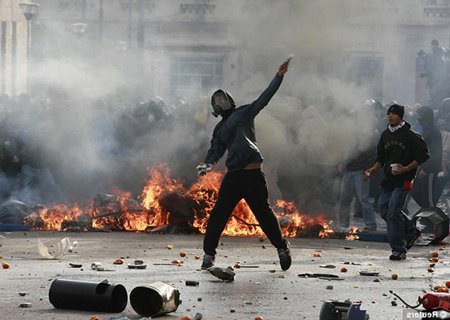Troubles civils - émeutes dans les rues, débris en feu, colère du peuple