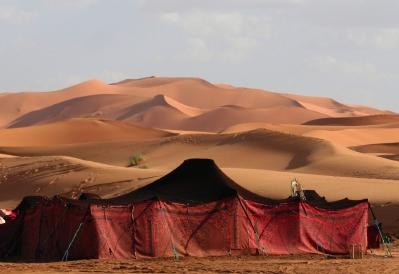 tienda de campaña en el desierto