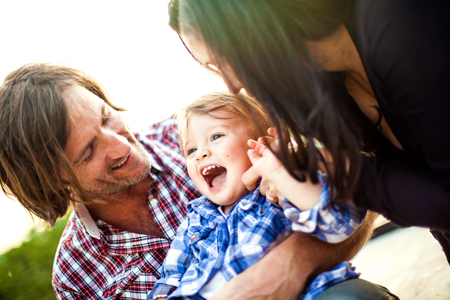 une famille joyeuse, heureuse