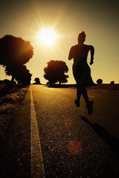 courir dans le chemin, sur la route, course running sous le soleil du matin, entraînement jogging matinal