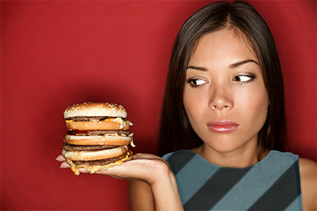 Gadis memegang hamburger besar