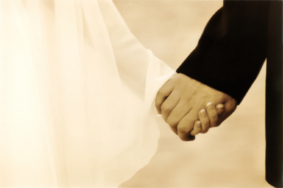 Nevěsta a ženich se drží za ruce