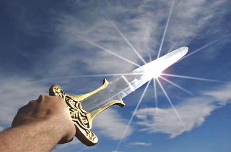 épée reflétant la lumière du soleil