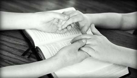 Etude Biblique - Se tenant les mains