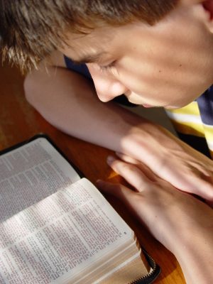 batang nagbabasa ng Bibliya