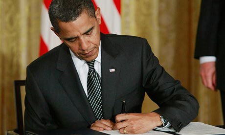 Preșdintele Obama, semnând un ordin executiv